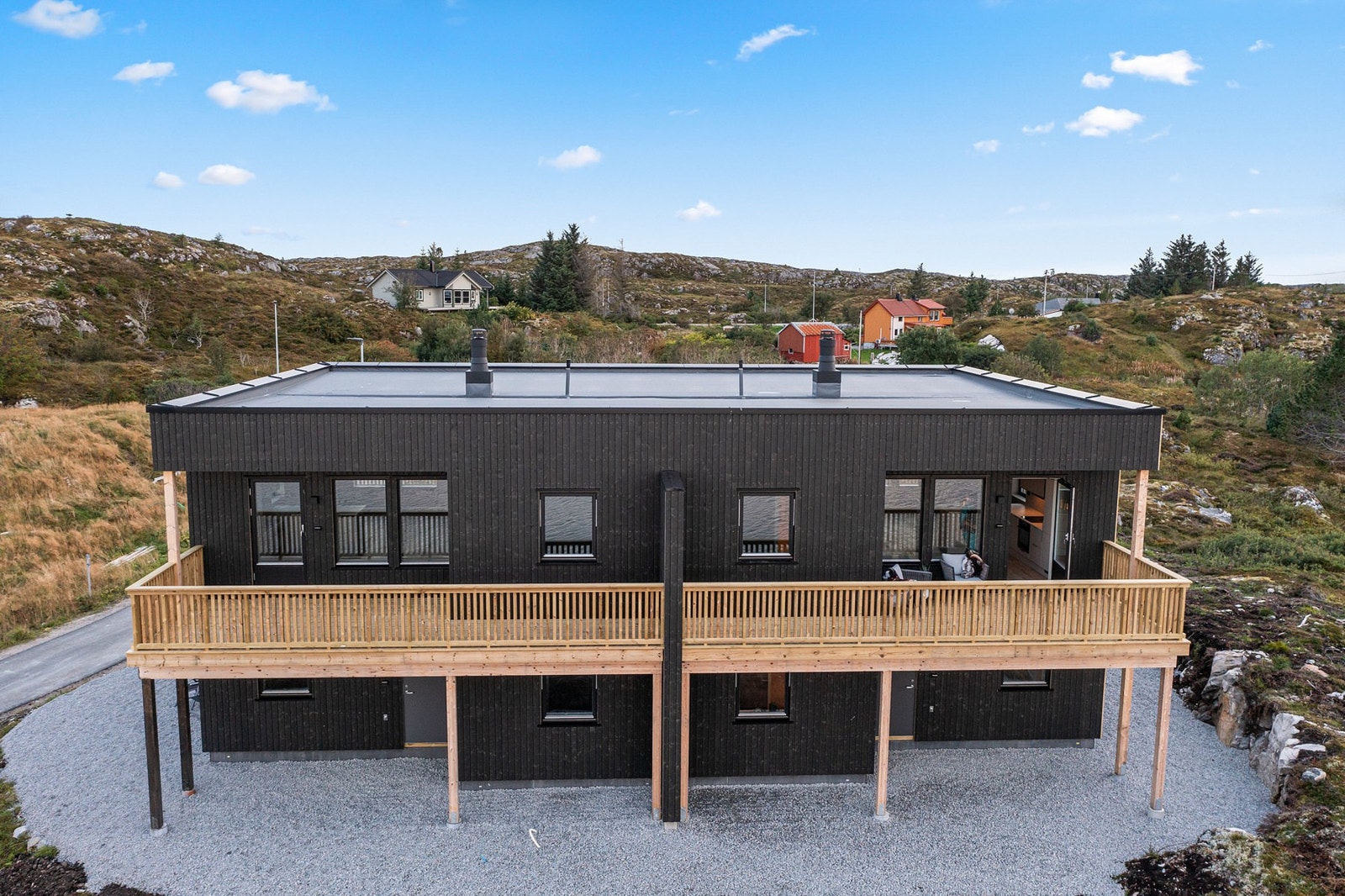 Fra eiendommen er det gangavstand til dagligvarebutikk, oppvekstsenter og store arbeidsplasser som SalMar og NutriMar Galleribilde