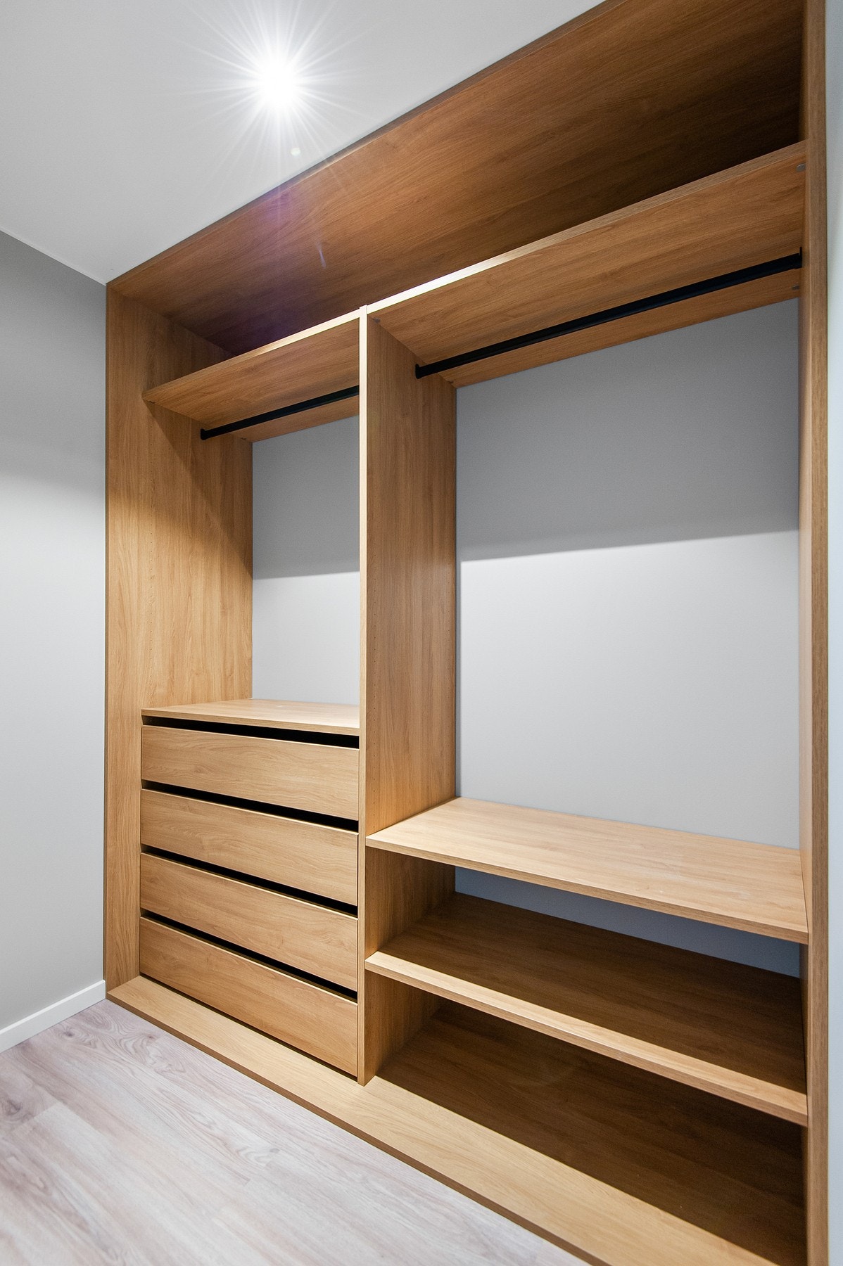 Garderoberom med garderobe fra JKE Galleribilde