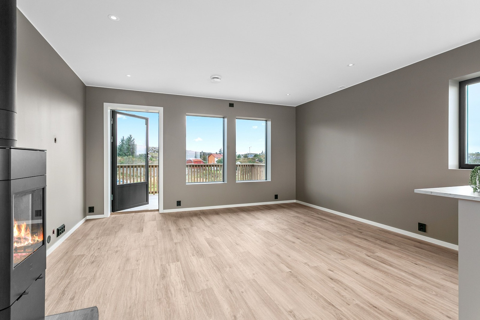 Åpen stue-/kjøkkenløsning med god plass for sofa og spisebord m.m. Galleribilde