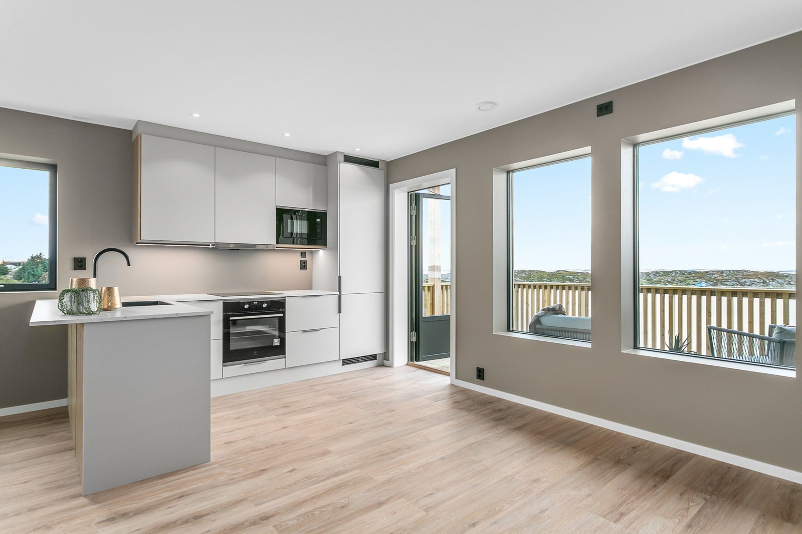 Det er balkong på begge sider av boligen - så her kan man flytte seg etter sola Galleribilde