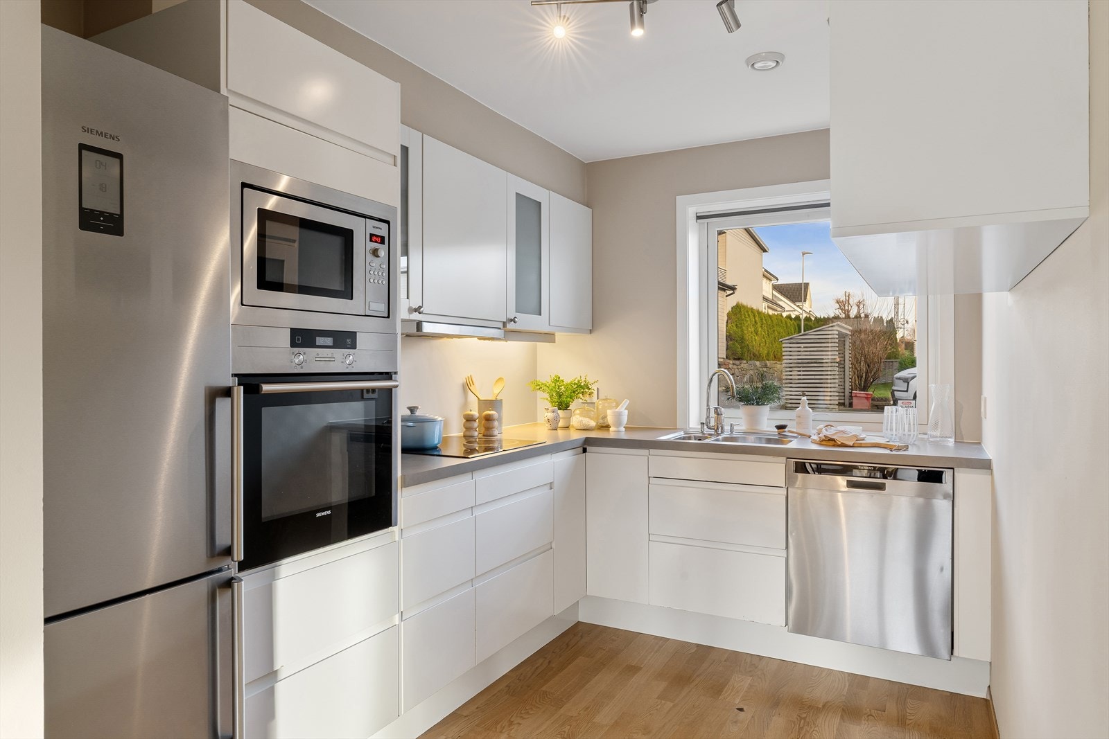 Her har man rikelig med skapplass til det meste en skulle ha behov for av både kopper og kar. Galleribilde