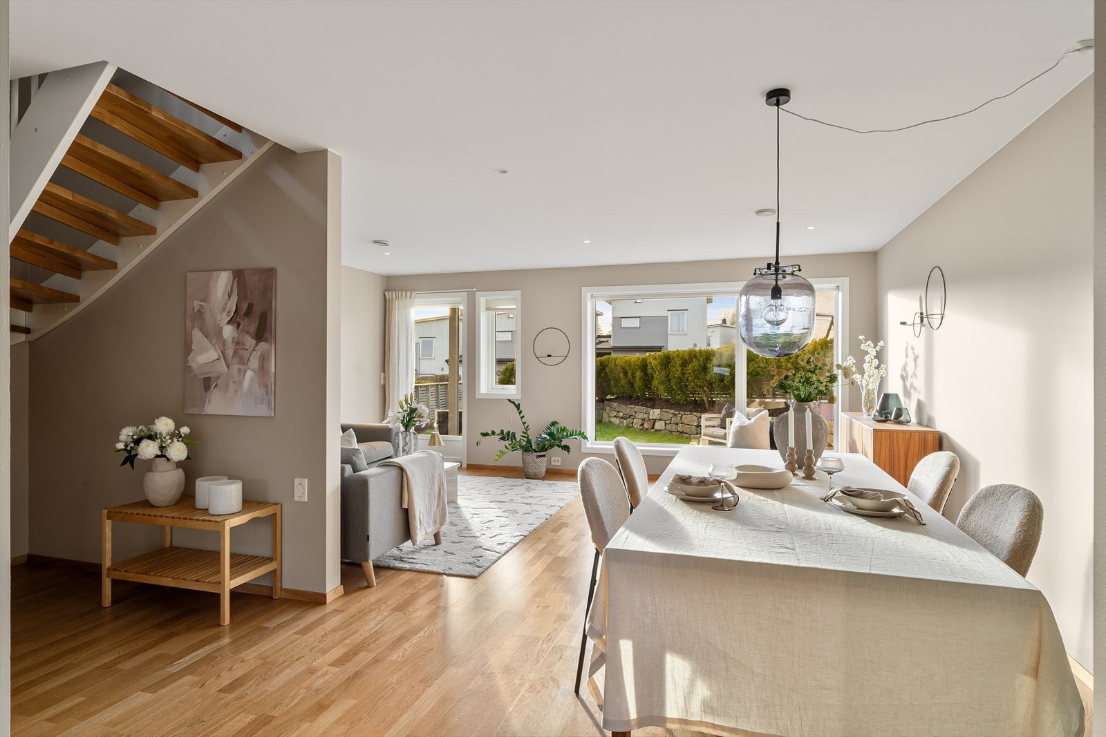 Stue hvor man har plass til både spisebord og sofagruppe, en perfekt plass til å nyte gode stunder med familie og venner. Galleribilde