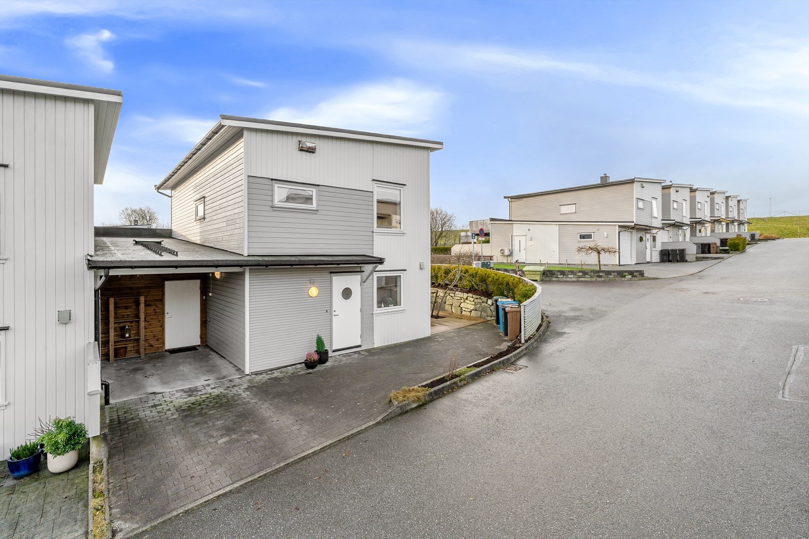 En innholdsrik enebolig i kjede (ende) med attraktiv og barnevennlig beliggenhet på Ganddal. Galleribilde