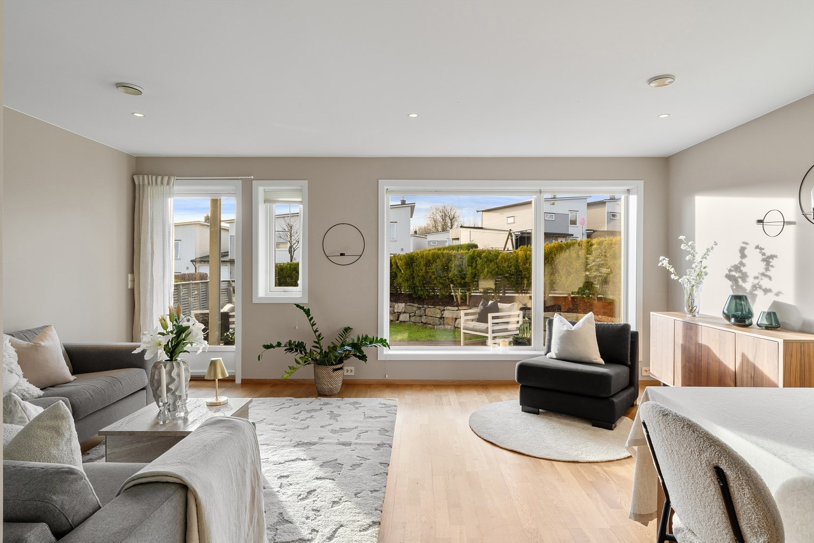 Boligens stue fremstår som lys og trivelig med gode vindusflater som slipper inn mye naturlig lys, og sammen med vedovnen er med på å skape en svært god romfølelse og atmosfære. Galleribilde