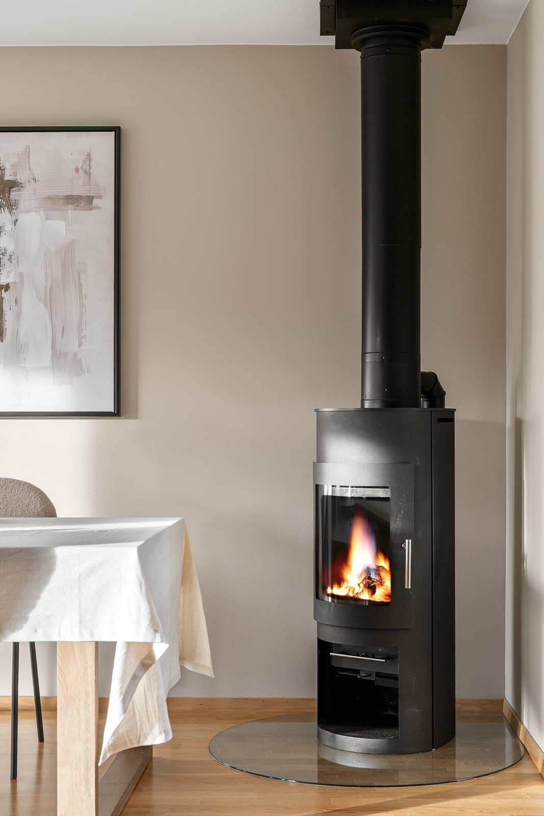 Vedovn som varmer godt på kalde vinterdager. Galleribilde