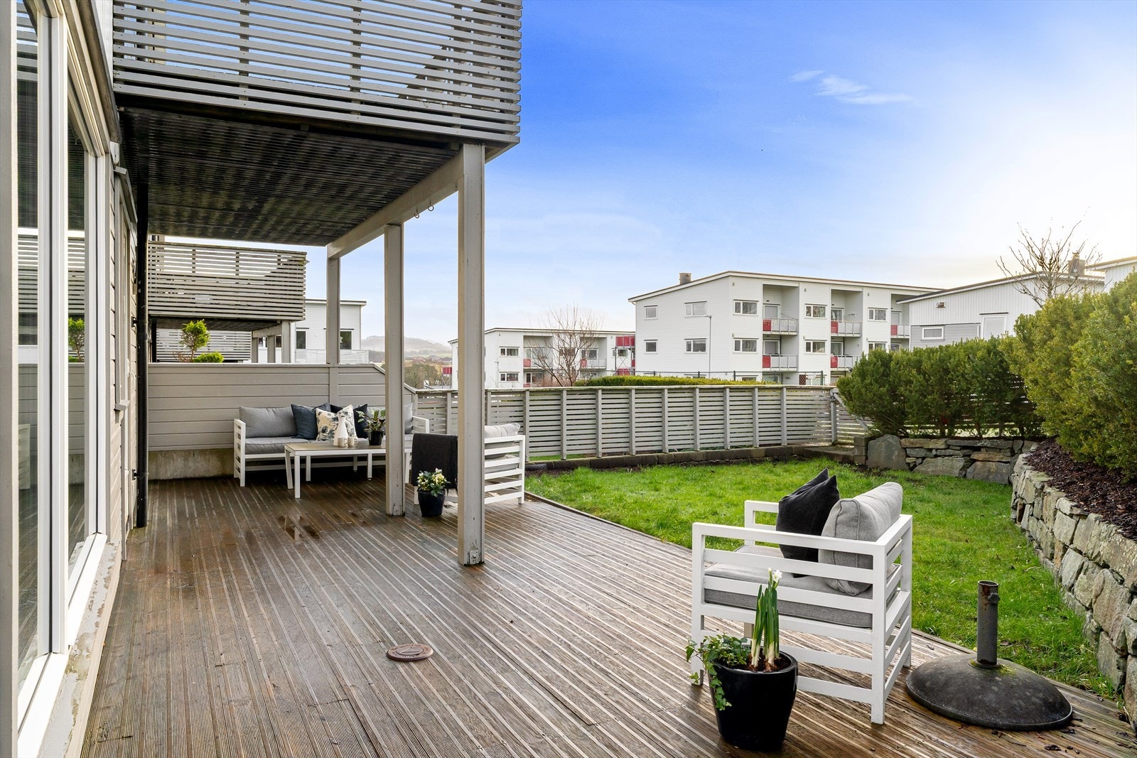 Fra stuen tar man seg til boligens uteområde. Galleribilde