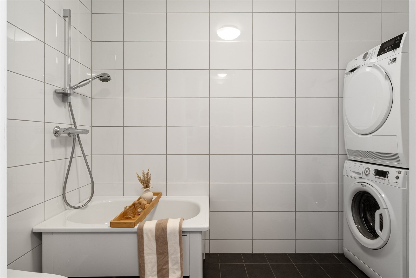 Helfliset bad som inneholder wc, bad/dusj og varme i gulv for ekstra komfort. Galleribilde