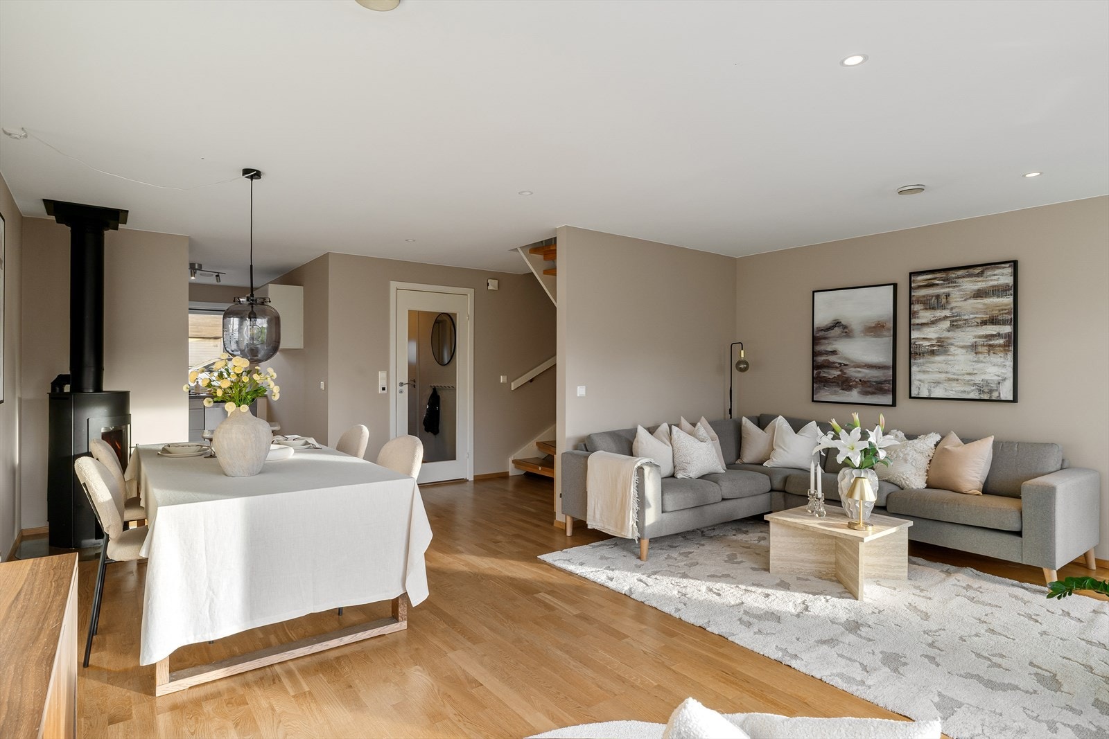 Stue hvor man har plass til både spisebord og sofagruppe, en perfekt plass til å nyte gode stunder med familie og venner. Galleribilde