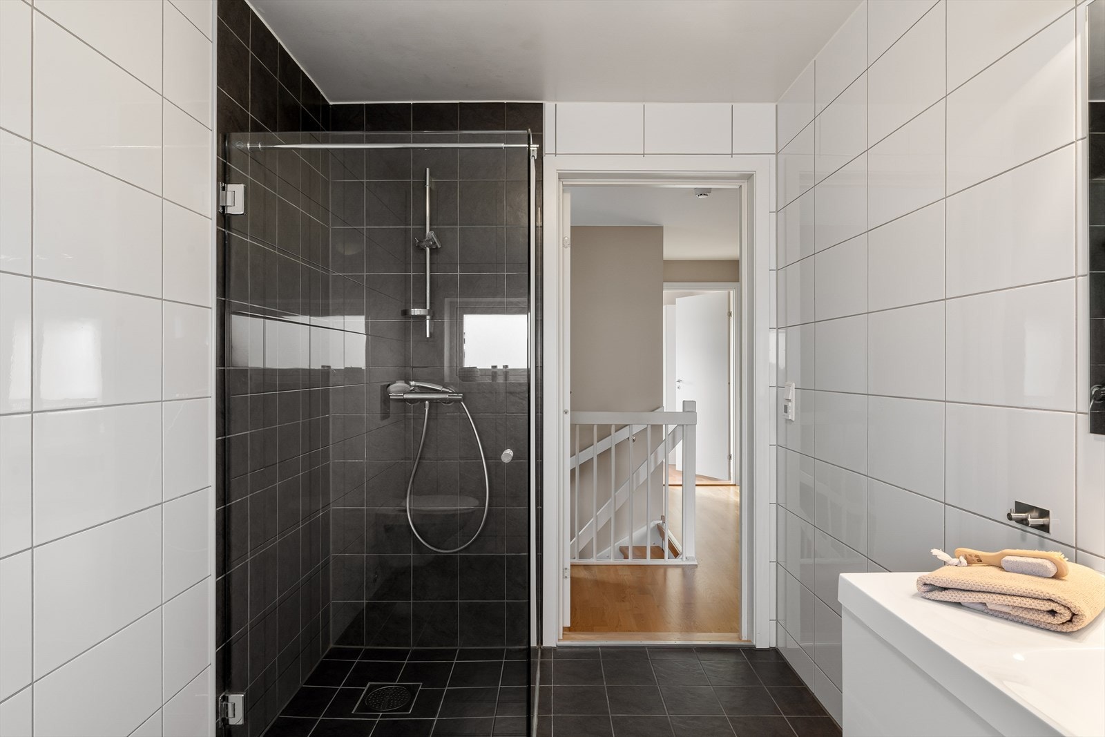 Helfliset bad som inneholder vegghengt wc, dusjhjørne, pen baderomsinnredning og varme i gulv. Galleribilde