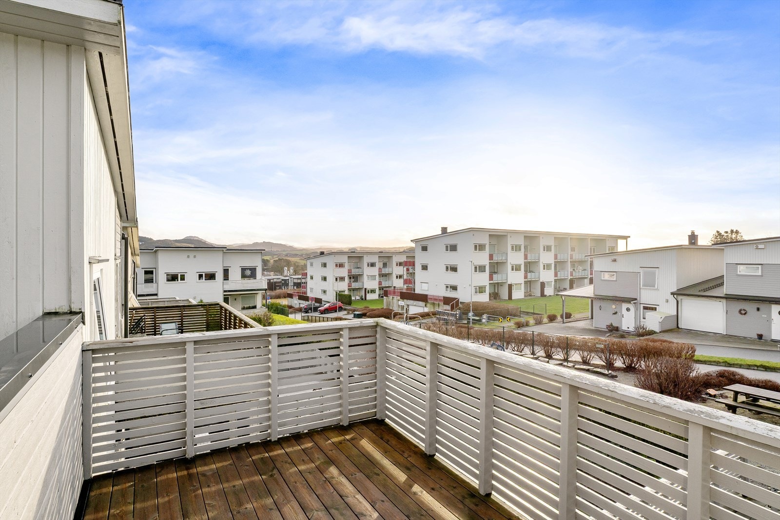 Balkong som kan vise til gode solforhold og en pen utsikt. Galleribilde