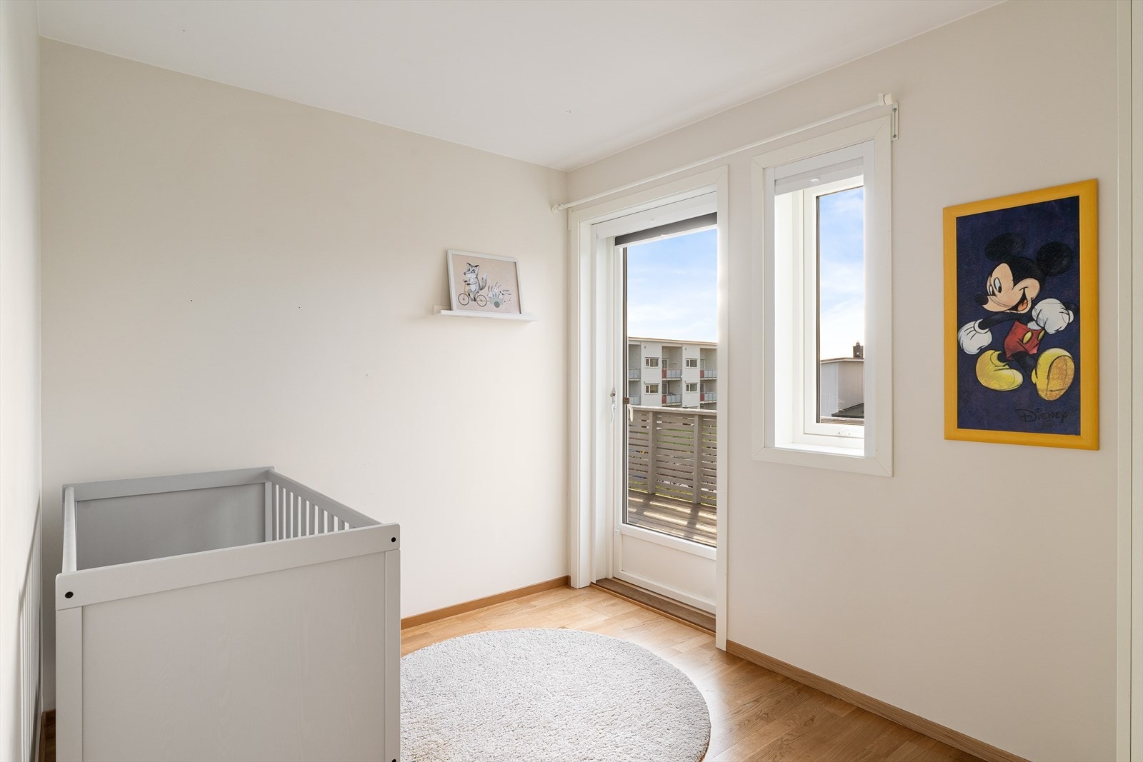 Soverom med utgang til balkong. Galleribilde