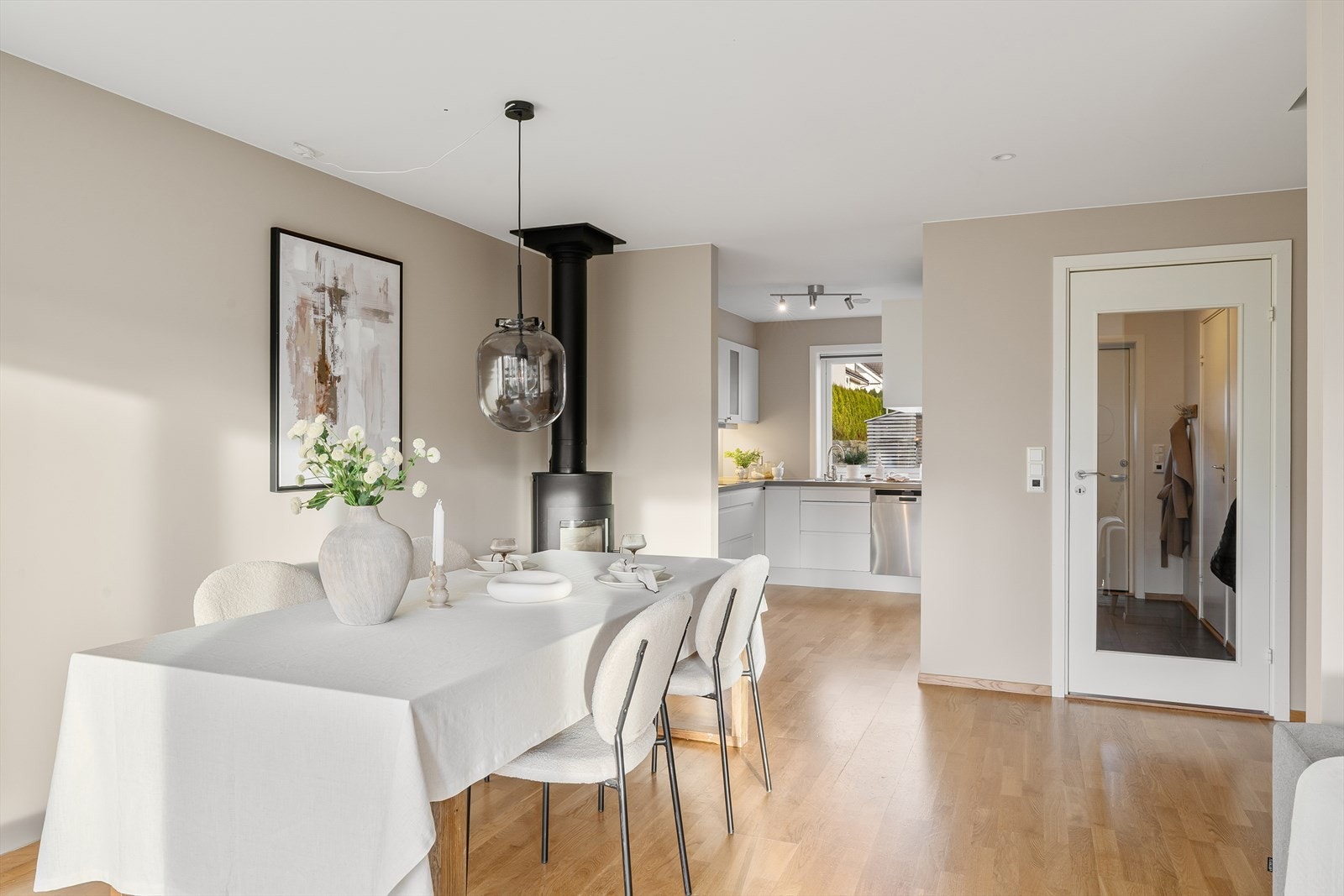 Videre kommer man til kjøkken som kan vise til kjøkkeninnredning i hvit utførelse. Galleribilde