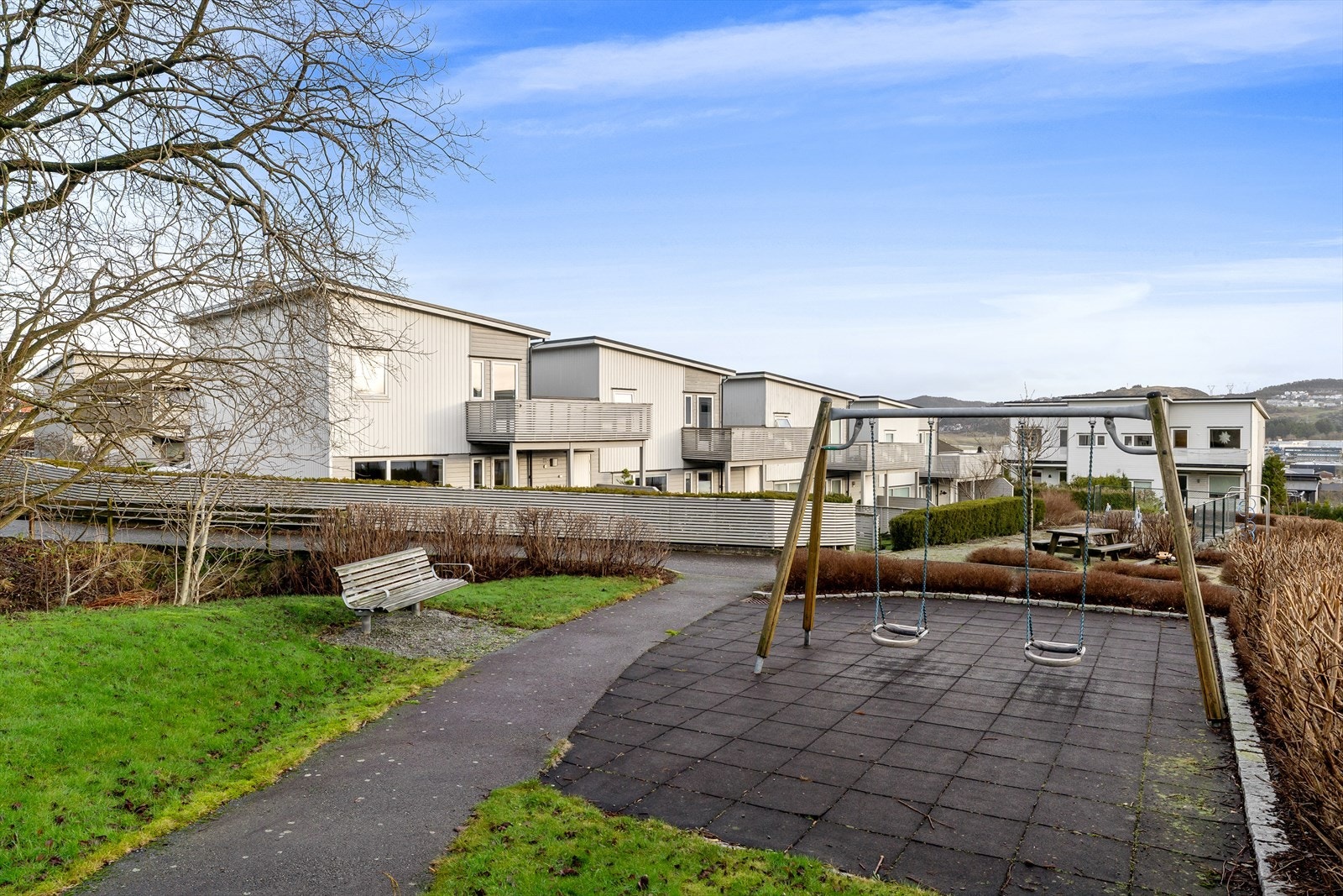 I nærområdet har man flere lekeplasser, en grusbane og en sandvolleyballbane. Galleribilde