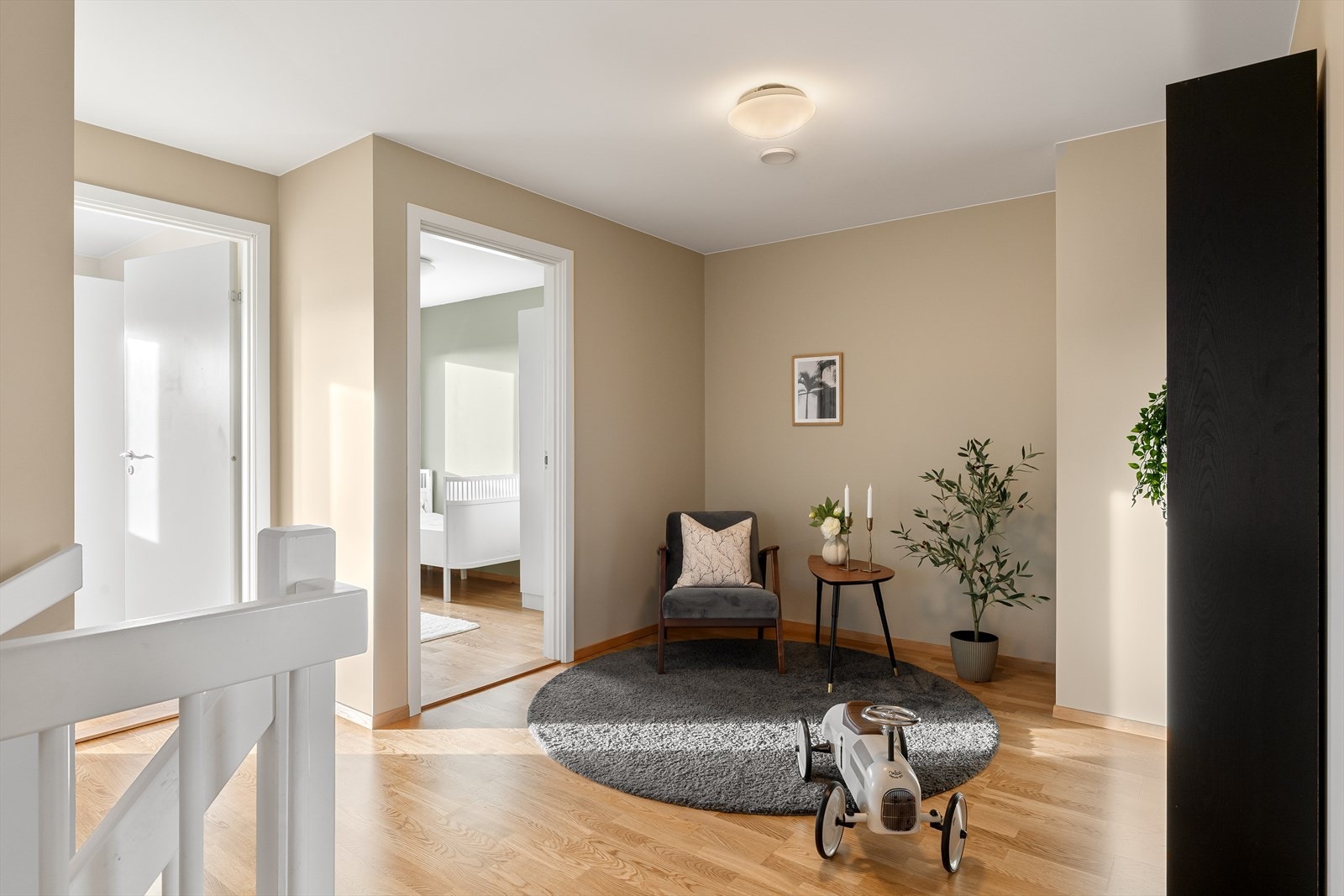 Ekstra stue med flere bruksmuligheter. Her kan man sette opp et lekerom for ungene, sette opp et hjemmekontor eller lage et treningsrom til seg selv, alt etter behov. Galleribilde