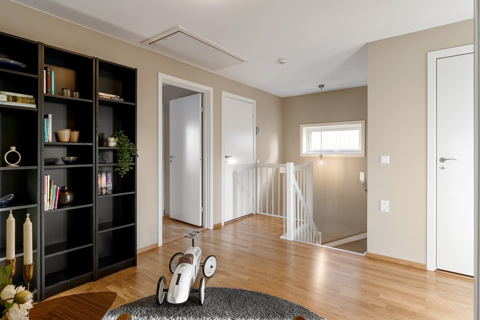 Videre kommer man opp til boligens 2. etasje som kan vise til bad, bod og 3 soverom hvor alle ha plass til både seng og garderobeskap. Galleribilde