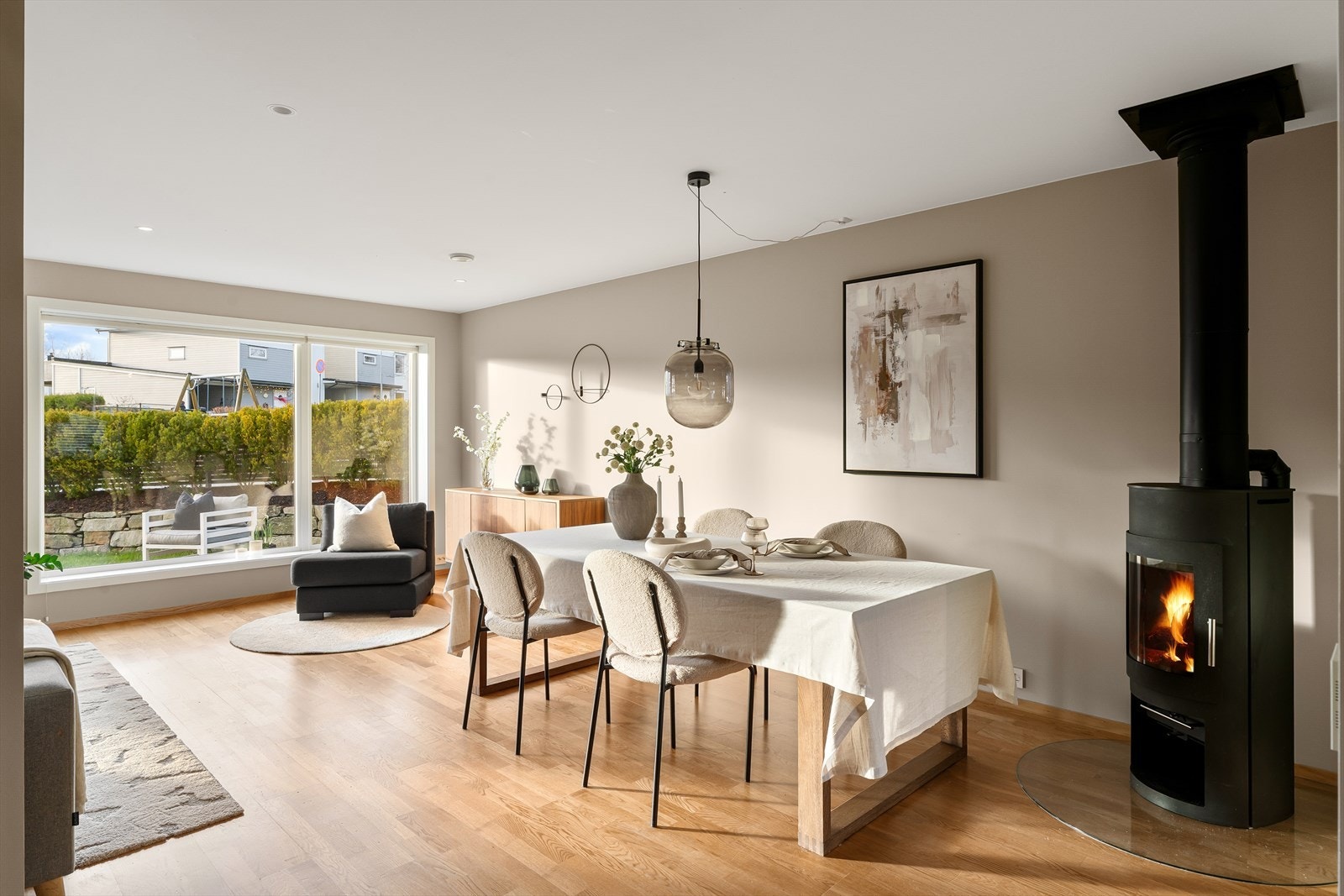 Boligens stue fremstår som lys og trivelig med gode vindusflater som slipper inn mye naturlig lys, og sammen med vedovnen er med på å skape en svært god romfølelse og atmosfære. Galleribilde