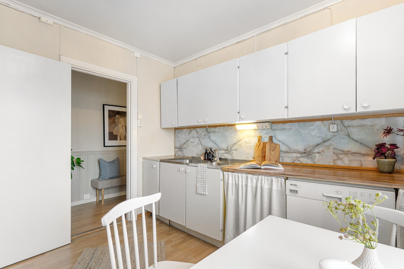 Kjøkkenet ligger praktisk avskilt fra stuen. Galleribilde