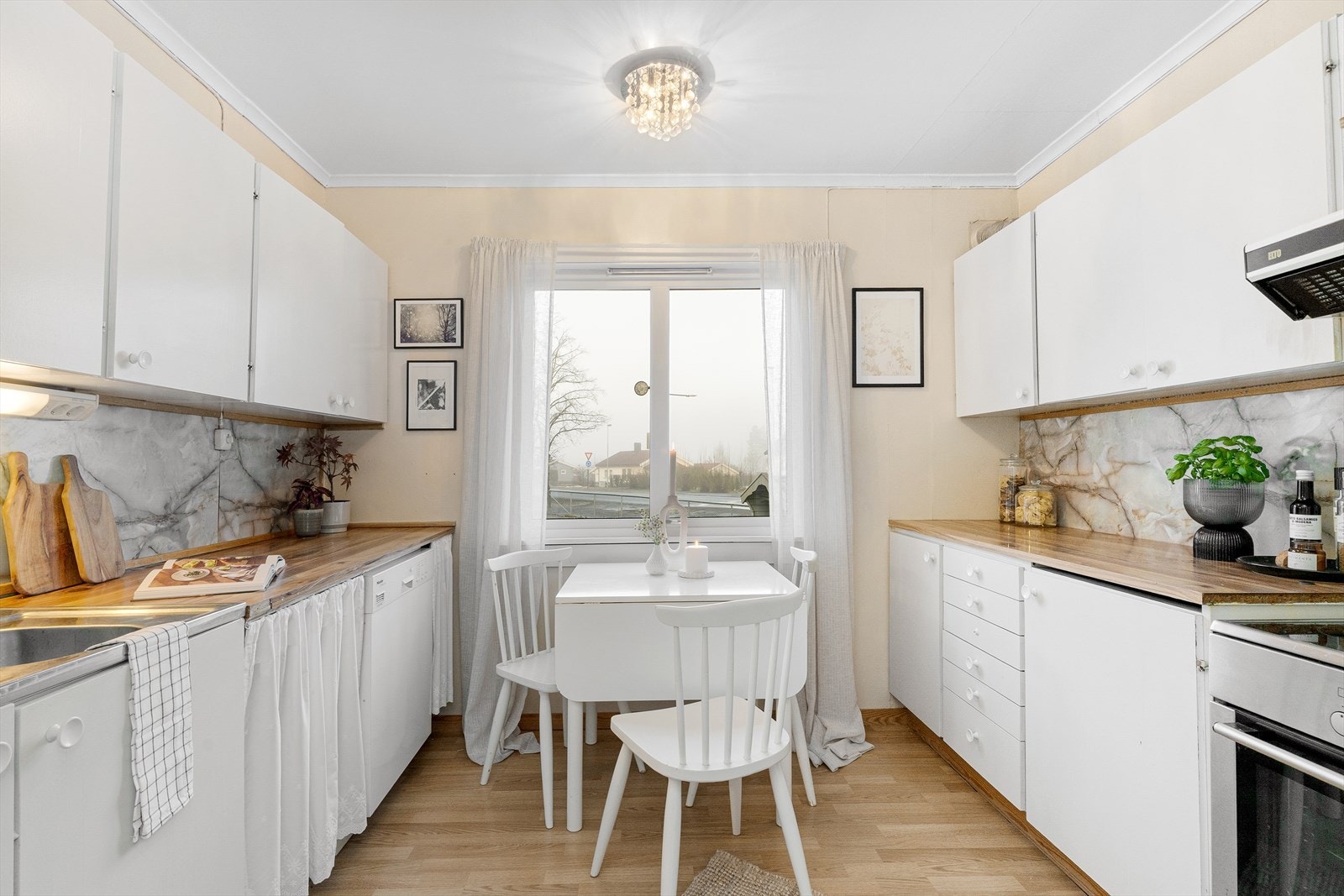 Kjøkkenet er eldre og bør oppgraderes. Galleribilde