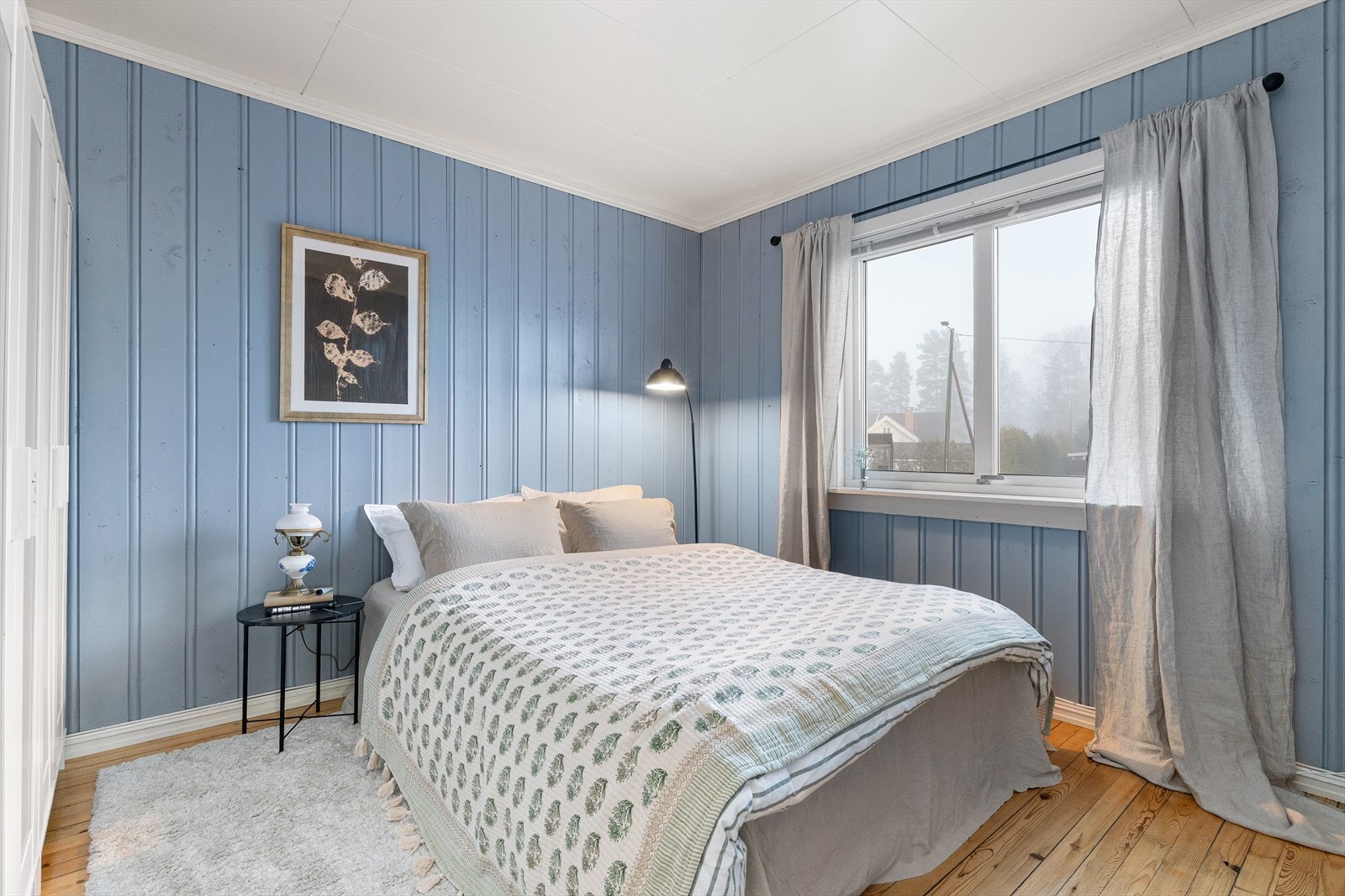 Hovedsoverommet er lyst og delikat innredet med plass til dobbeltseng med tilhørende nattbord og garderobeløsning. Galleribilde