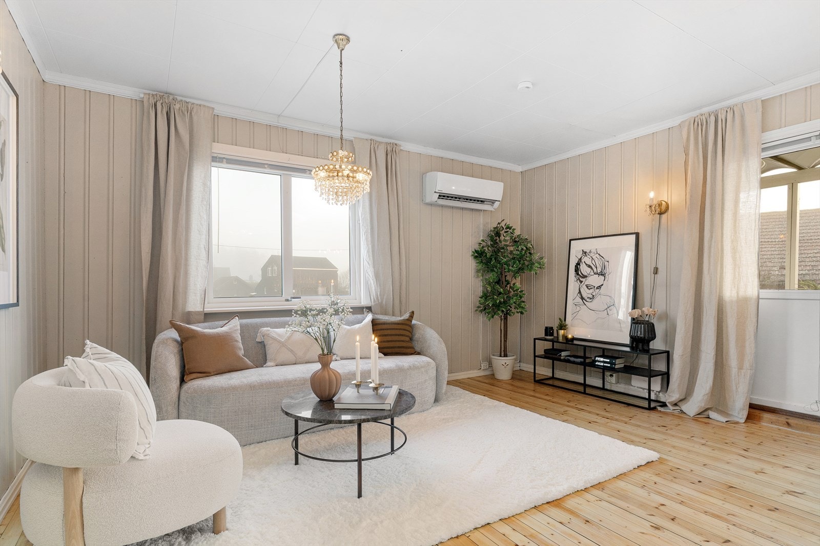 I stue er det både peis og varmepumpe. Galleribilde