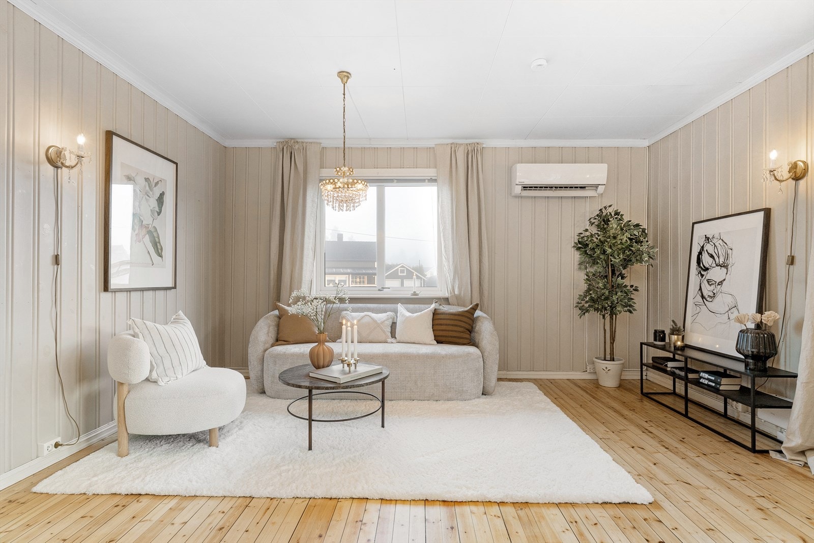 Stuen holder god romslighet, med tilstrekkelig plass for både en behagelig sofagruppe og bord. Galleribilde