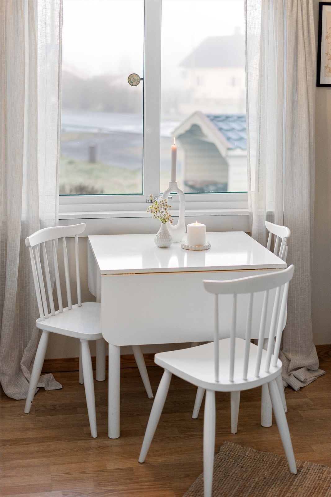 Det er rom for en liten sittegruppe under vinduet på kjøkkenet. Galleribilde