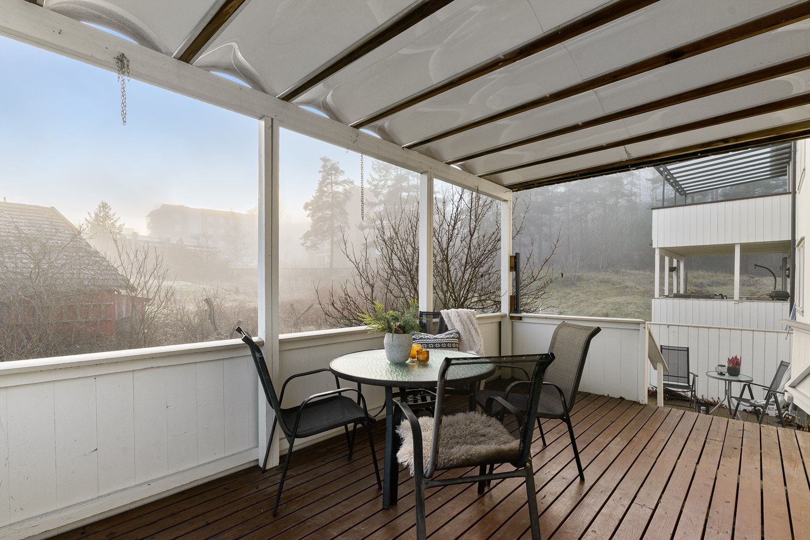 Fra stuen er det utgang til en overbygget balkong på ca. 14 kvm. Galleribilde