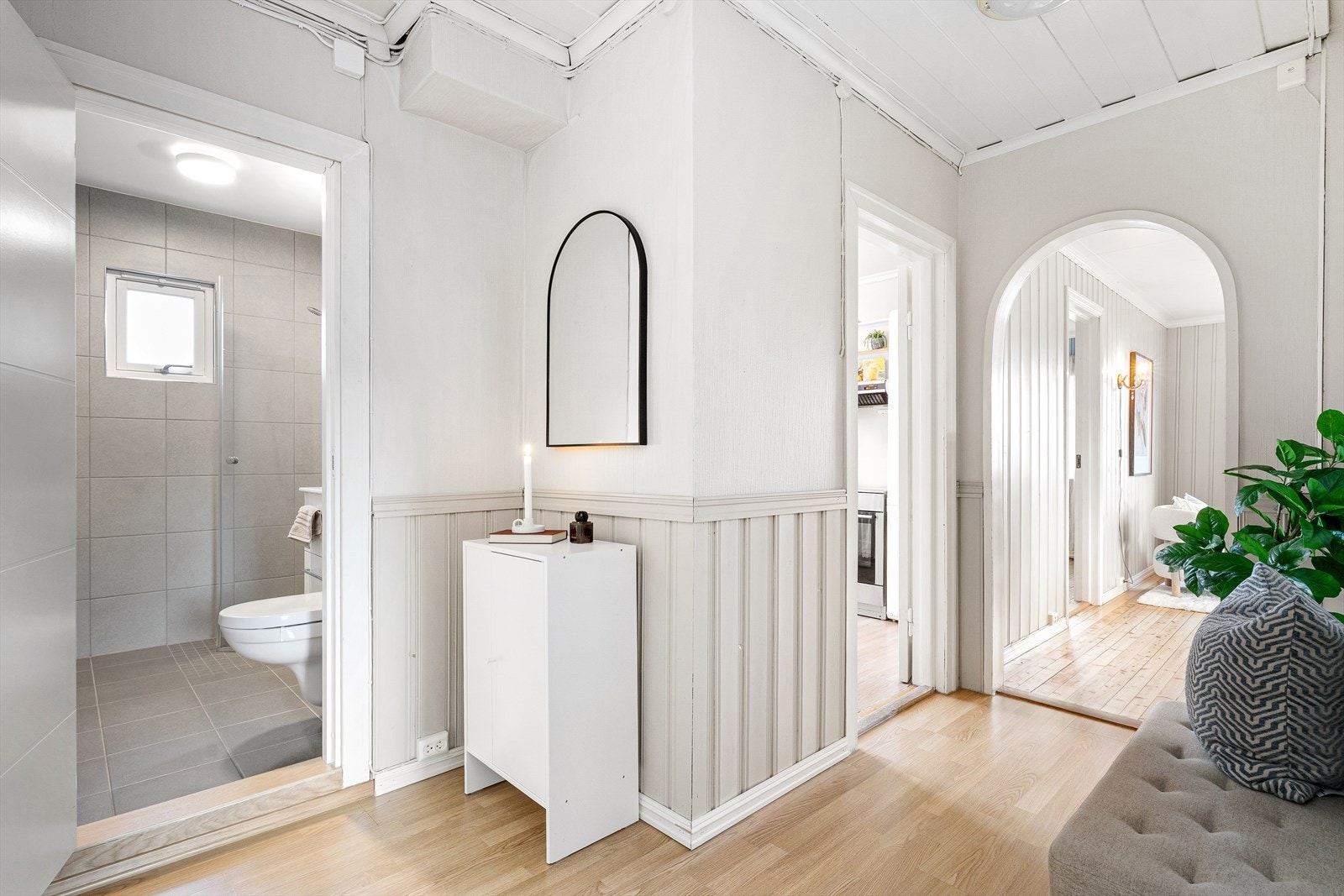 Boligen ligger i 1. etasje i firemannsbolig med felles inngangsparti. Galleribilde