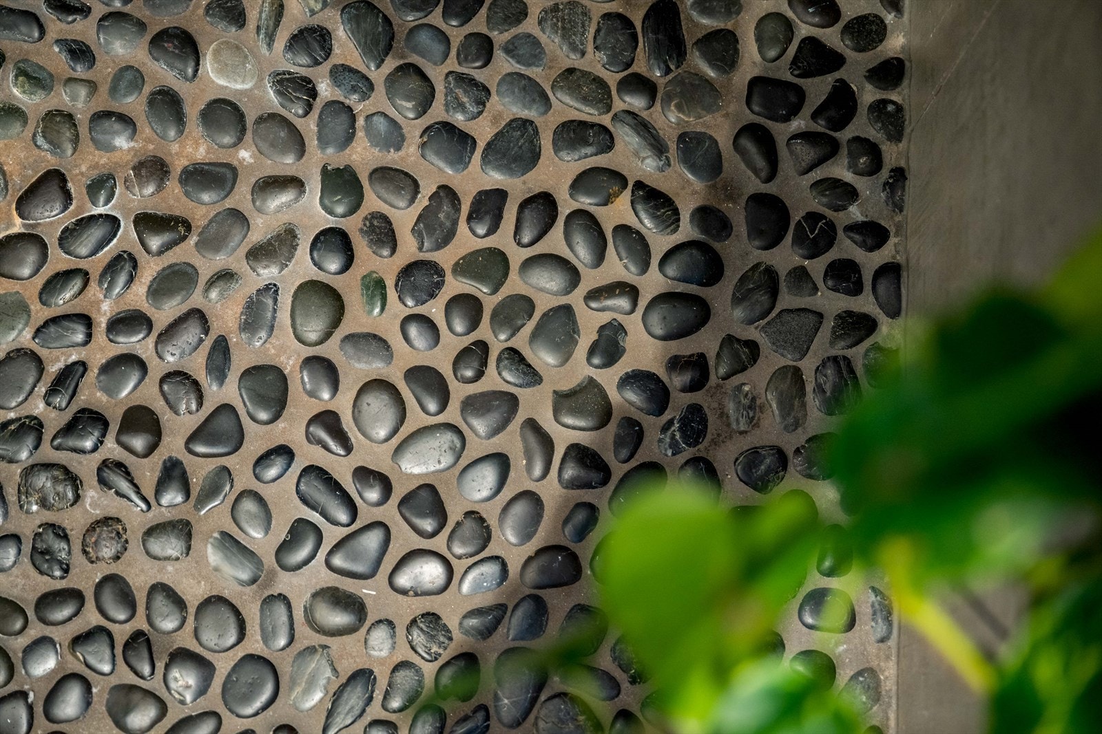 Delikate fliser i dusjsonen som bidrar til en spaliknende atmosfære. Galleribilde