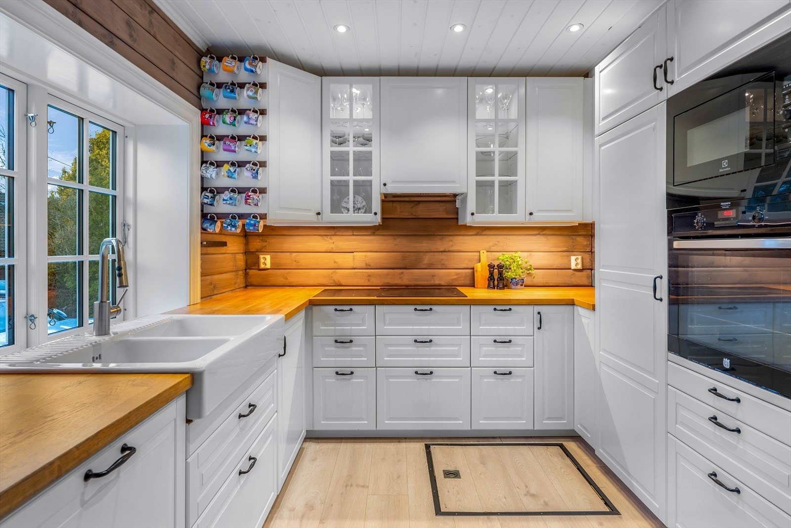 Herskapelig og pen kjøkkeninnredning fra 2016, som tilbyr godt med både skap- og benkeplass. Galleribilde