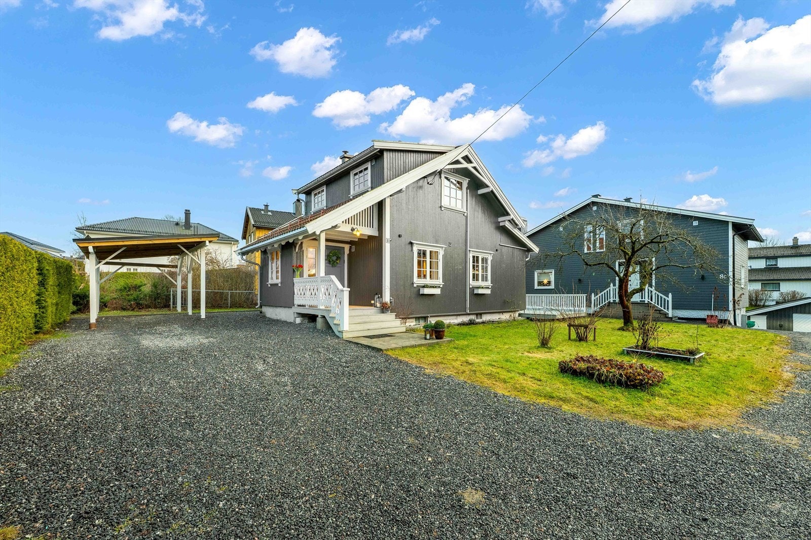 Det er parkering i carport eller på gruset gårdsplass. Carporten ble satt opp av dagens eier høsten 2025. Galleribilde