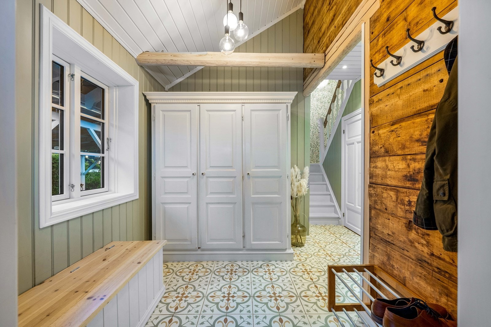 Du ønskes velkommen inn av en hyggelig entrè. Det er montert garderobeskap som sørger for godt med oppbevaringsplass. Galleribilde