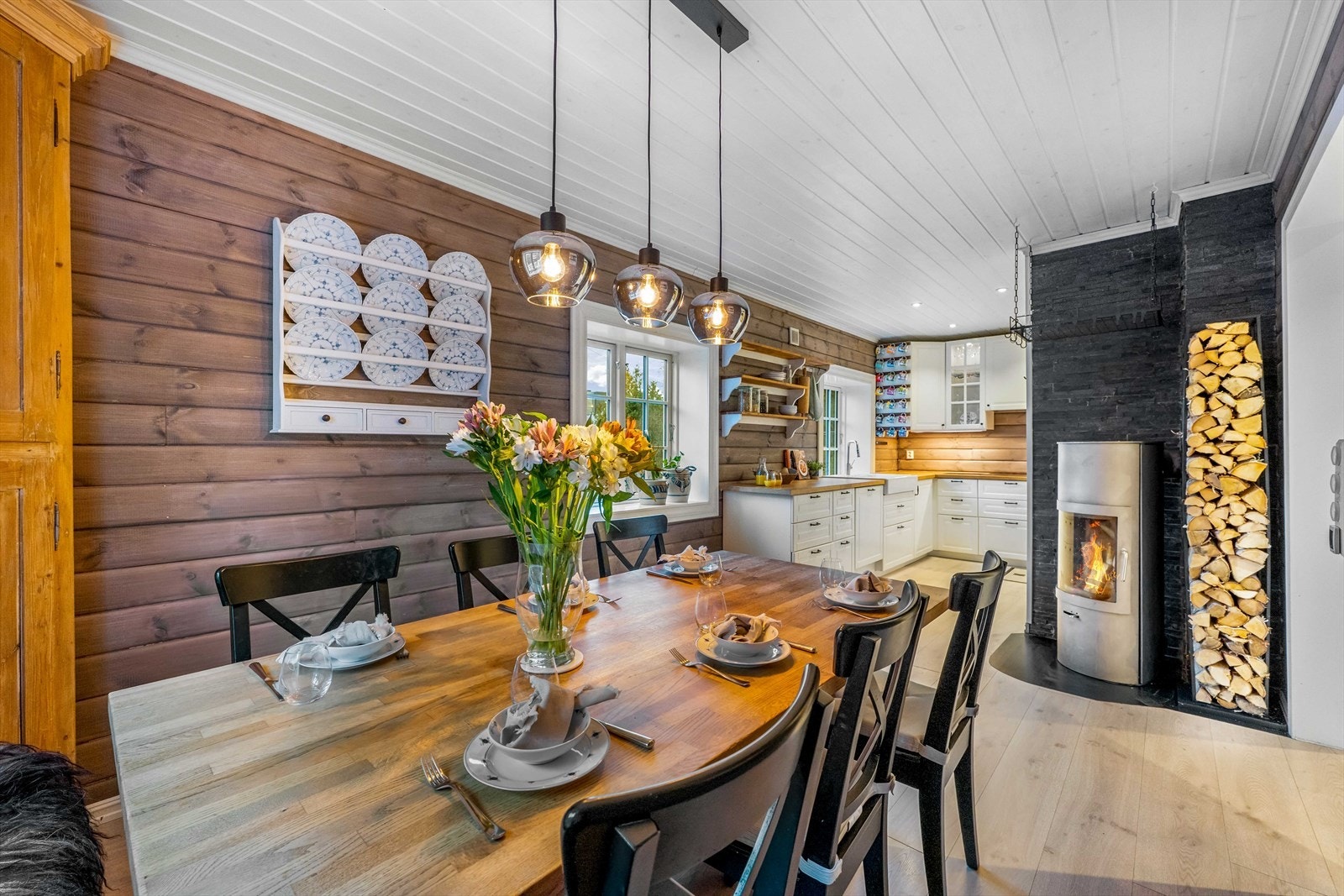 Det er frittstående peisovn på kjøkkenet. Galleribilde