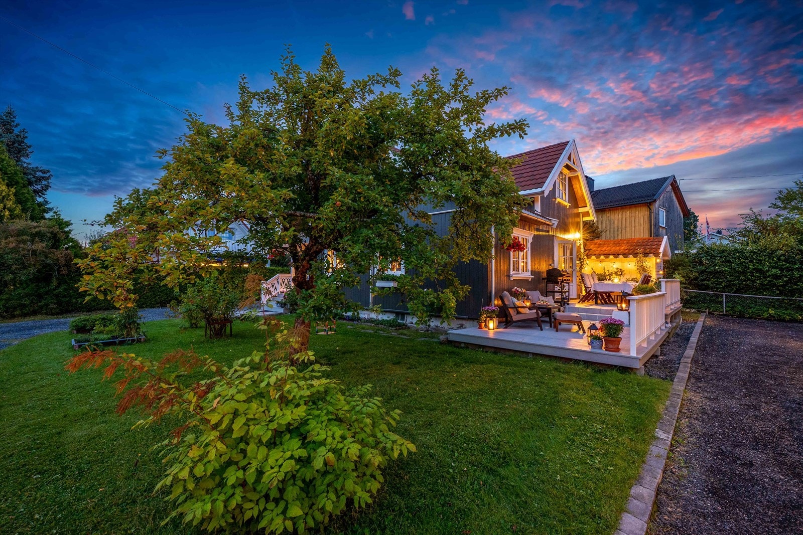 Her bor du tilbaketrukket, men samtidig sentralt på Strømmen. Du har gangavstand til alt du trenger i hverdagen - buss, tog, skoler, barnehager og sentrum med Strømmen Storsenter i spissen. Galleribilde