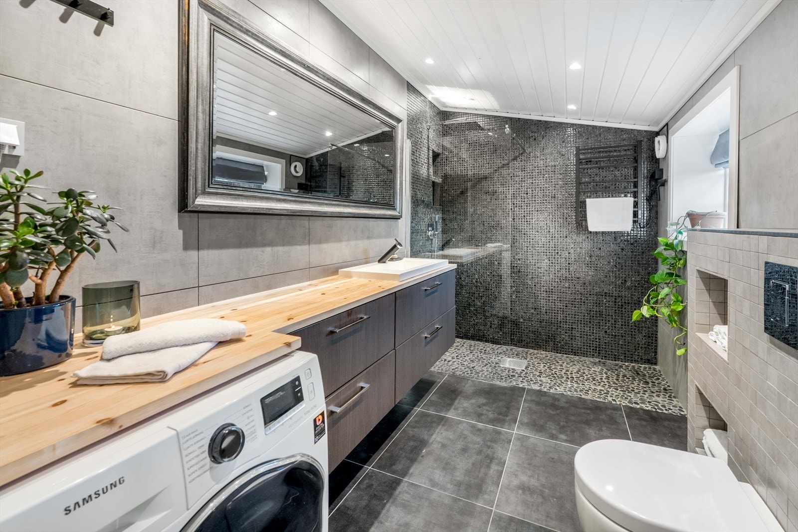 Lekkert og delikat baderom fra 2015, pusset opp av tidligere eier. Galleribilde