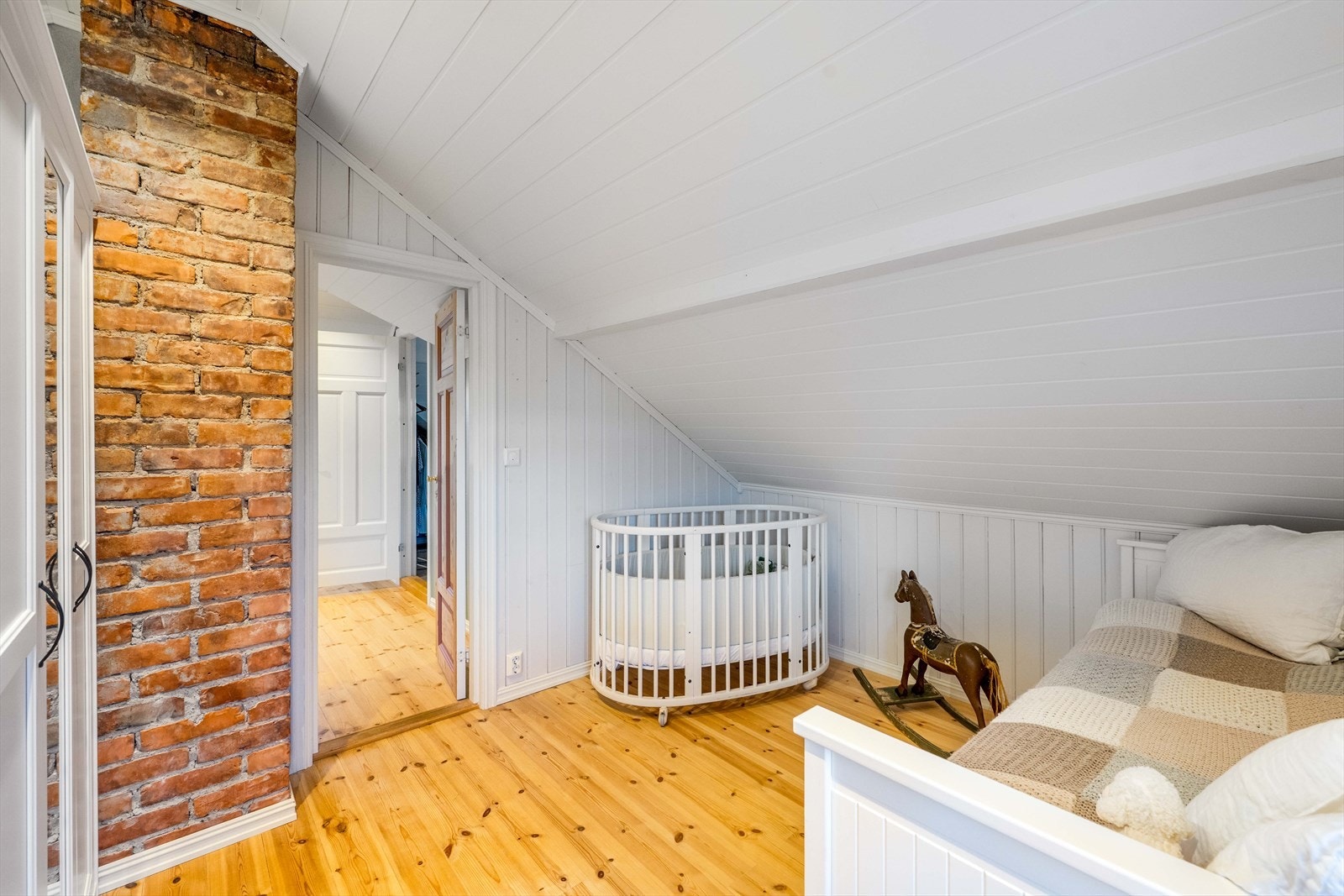 Dette rommet er innredet med garderobeskap. Galleribilde