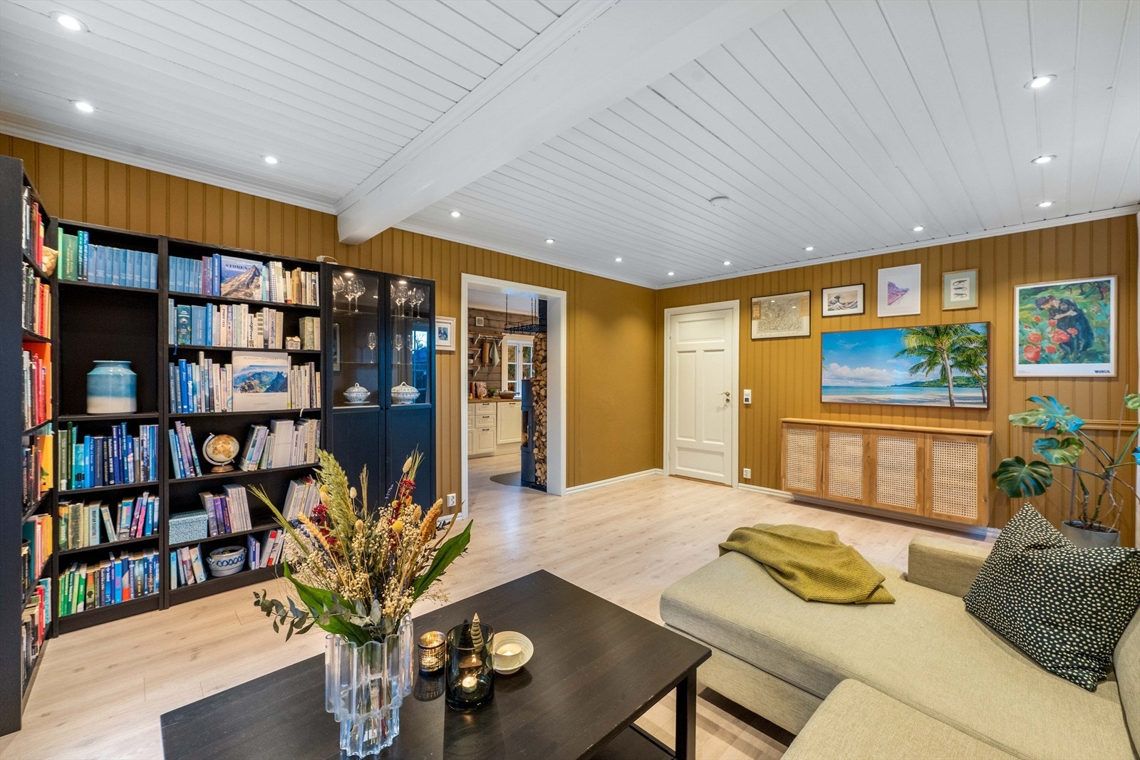 Fra stuen er det utgang til en stor terrasse på ca. 29,7 kvm med plass til flere sittegrupper, grill og beplantning. Galleribilde