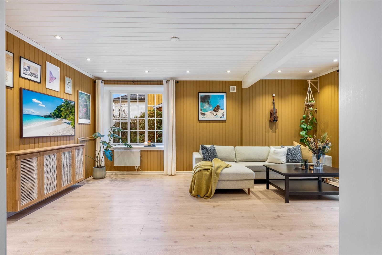 I stuen er det panel på vegger og laminatgulv. Det er termostatstyrt gulvvarme i hele 1. etasje. Galleribilde