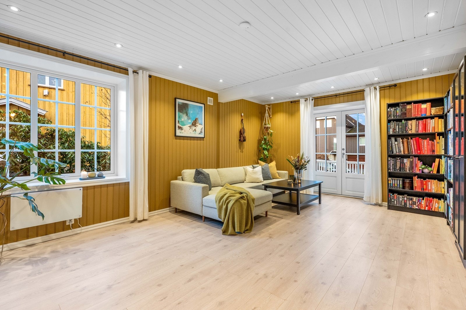 Hyggelig stue med plass til sofagruppe og tilhørende møblement. Galleribilde