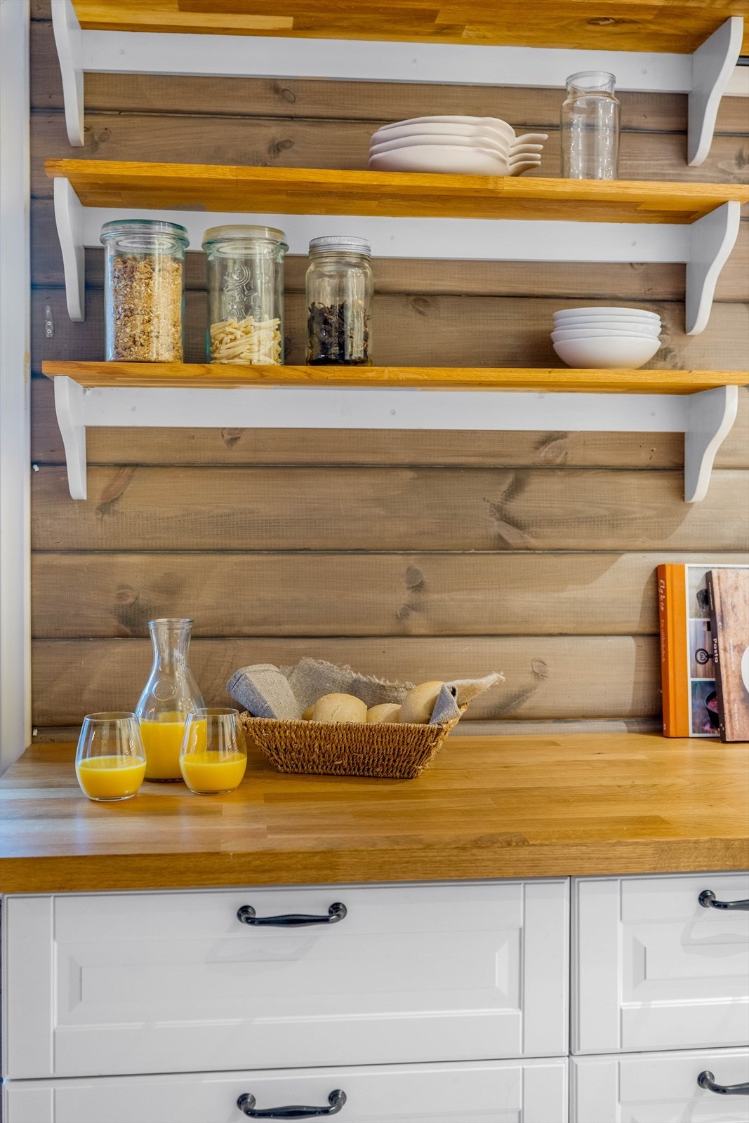 Ikea-innredningen har profilerte, fabrikklakkerte fronter og benkeplate i tykkfiner med nedfelt keramisk kum. Hyller over benkeplate er fra 2021. Galleribilde