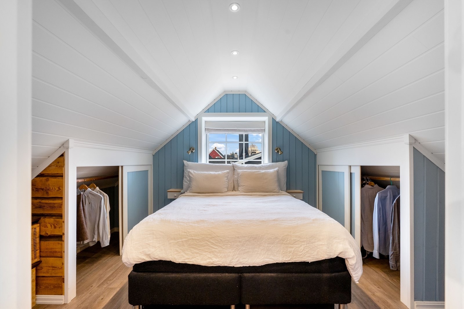 Boligen har to gode soverom. Hovedsoverommet har plass til dobbeltseng. Galleribilde