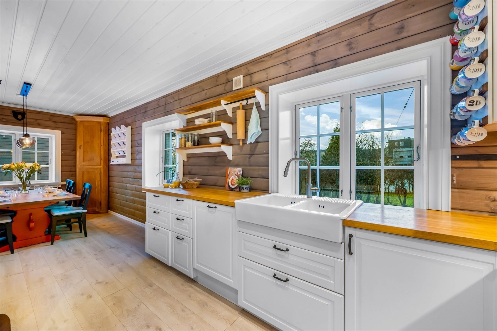 Kjøkkenet integrert oppvaskmaskin, uttrekkbar kran, platetopp, stekeovn, mikrobølgeovn og integrert kjøl/fryseskap. Galleribilde