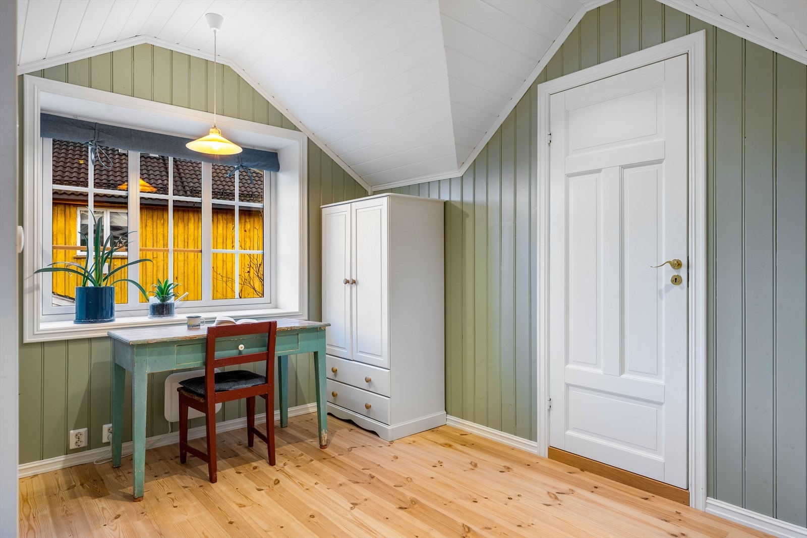 Klassisk tregulv i 2.etg som skaper et hjemmekoselig uttrykk. Galleribilde