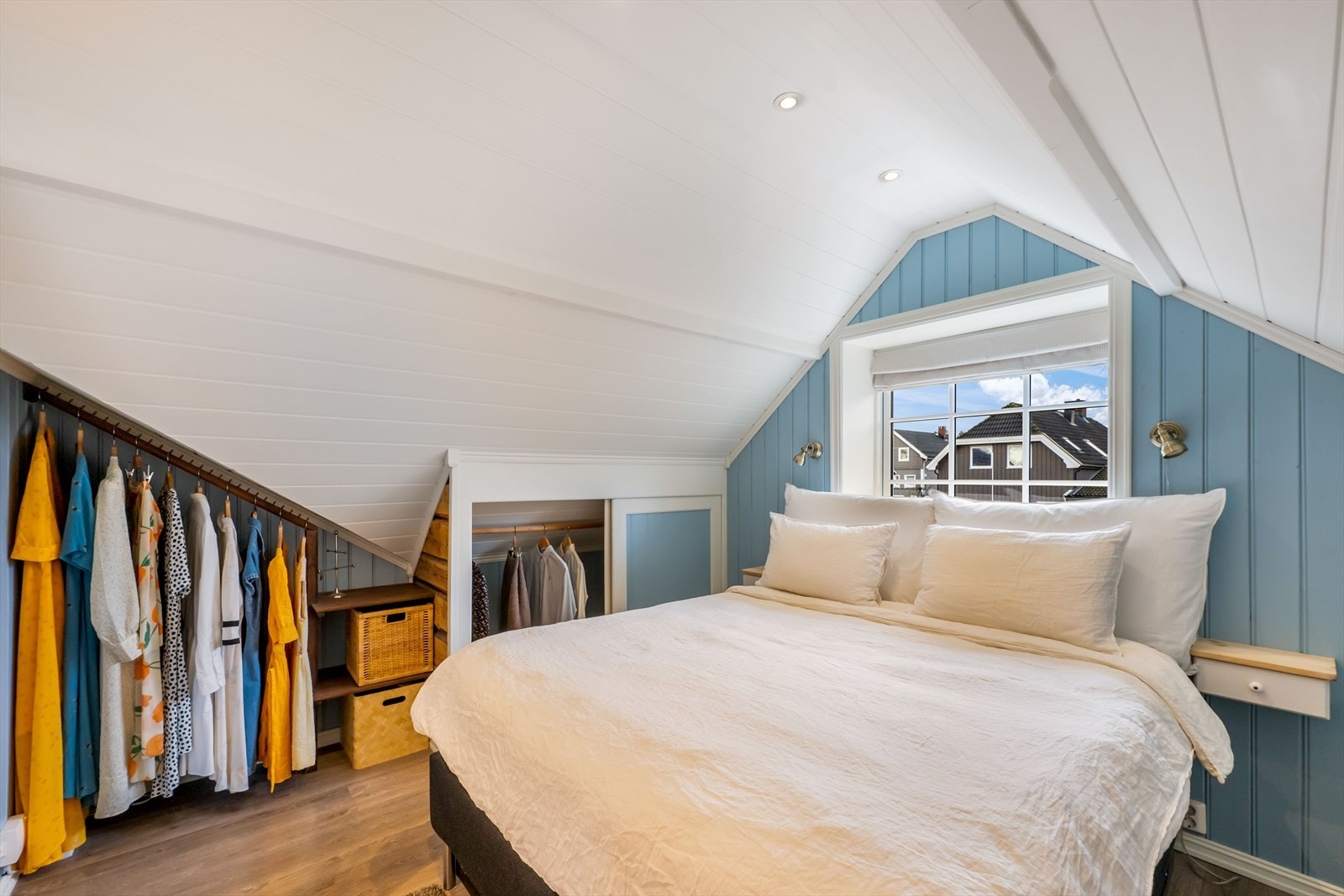 Rommet har plassbygde garderobeskap på hver side, noe som gir godt med klesoppbevaring. Galleribilde