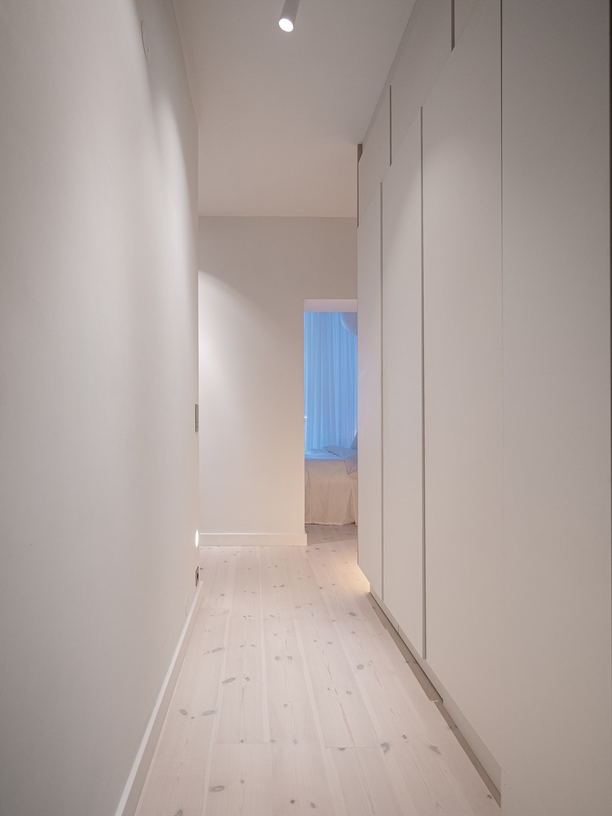 Romslig entré med plass for klesoppheng og oppbevaring av sko i innholdsrikt garderobeskap fra gulv til tak. Galleribilde