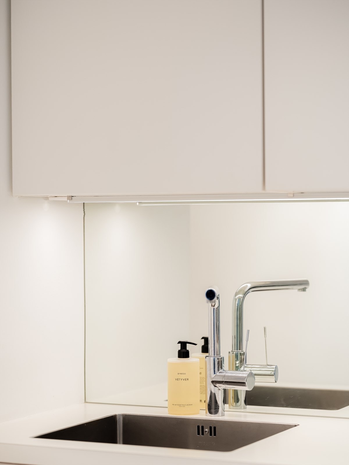 Innredningen har en fin kombinasjon av skap- og benkeplass for både oppbevaring og matlaging. Galleribilde