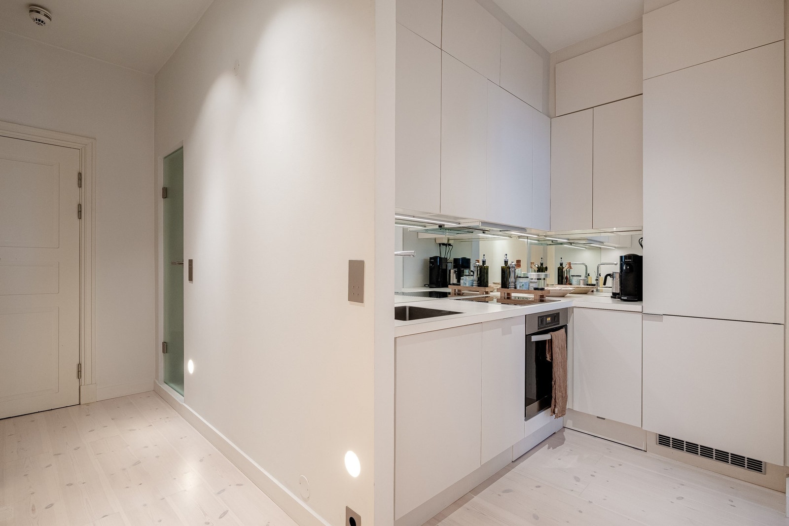 Kjøkkenet er plassert i en delvis åpen løsning mot entré. Galleribilde