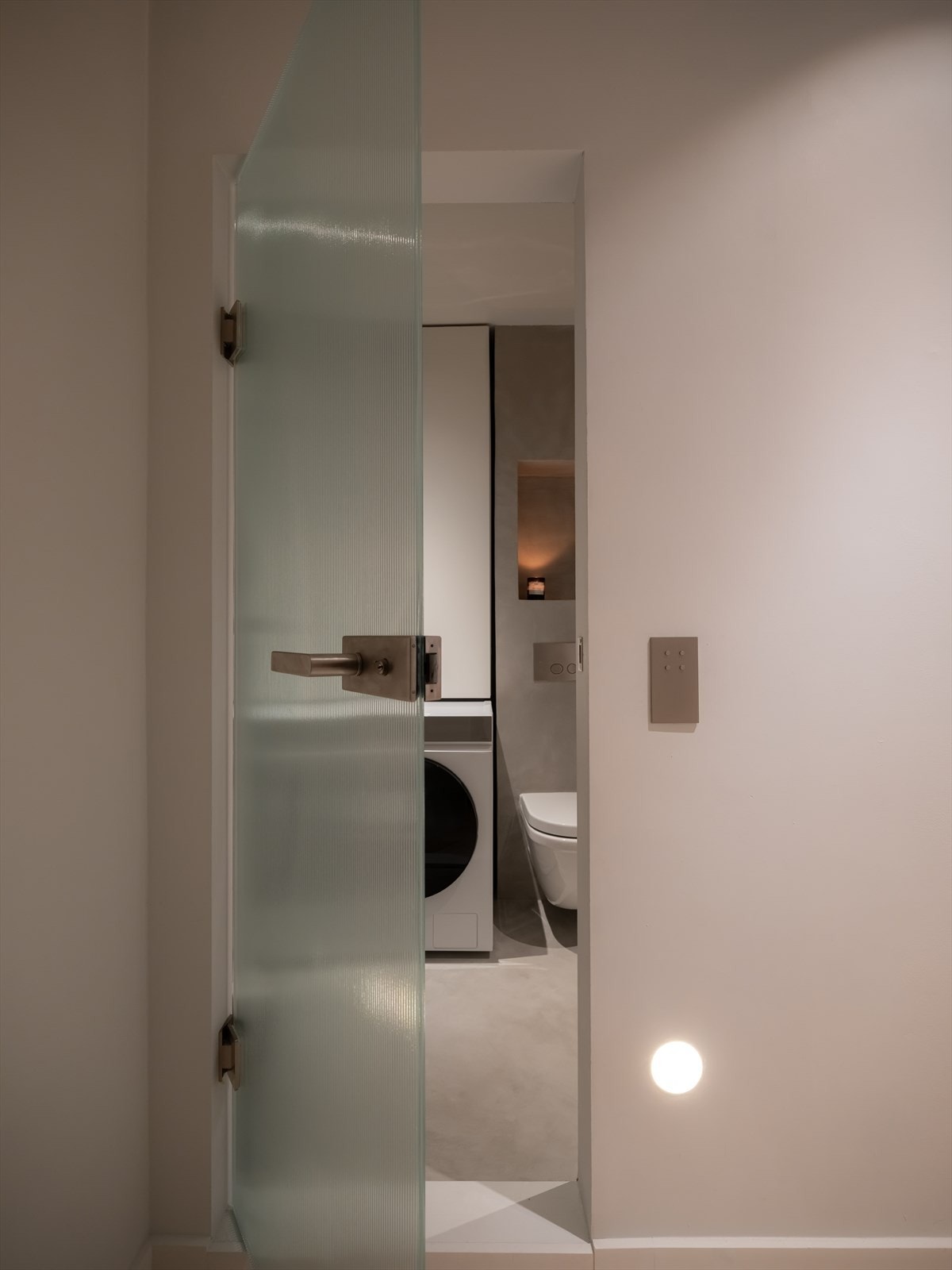 I forbindelse med oppussingen er det også gjennomført elektriske oppgraderinger med blant annet nye lysbrytere i messing med børstet nickel finish. Galleribilde