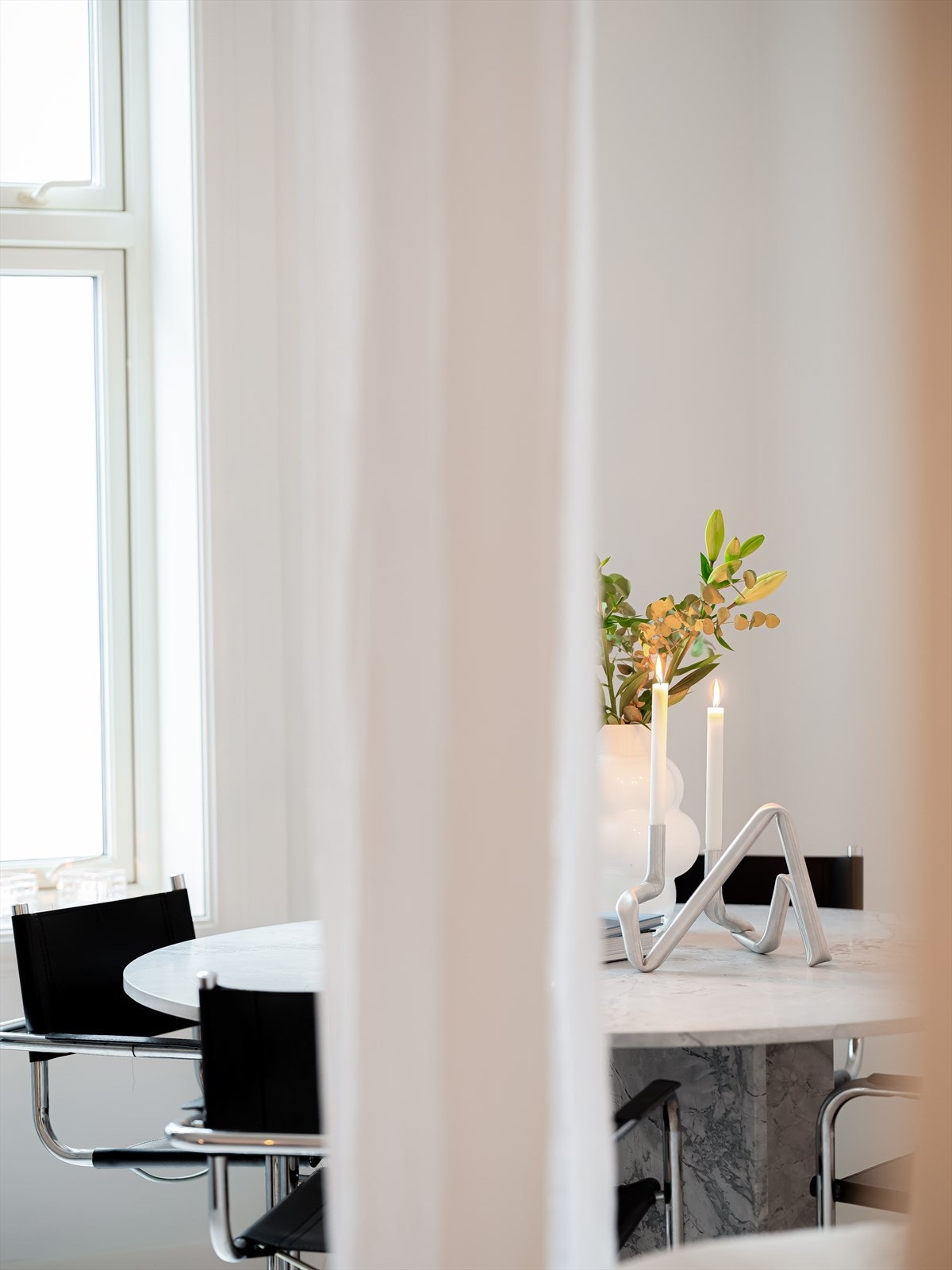 Spisebordet har samme typen steinplate fra Estland som på badet og kan kjøpes dersom ønskelig. Galleribilde