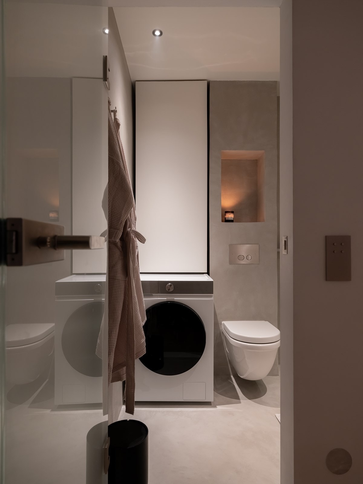 Delikat dør med rillet glass inn til badet - en populær interiørløsning som kombinerer estetikk med praktisk skjerming. Galleribilde